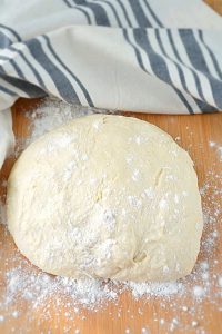 خمیر را در جایی گذاشته و منتظر تخمیر آن شوید.